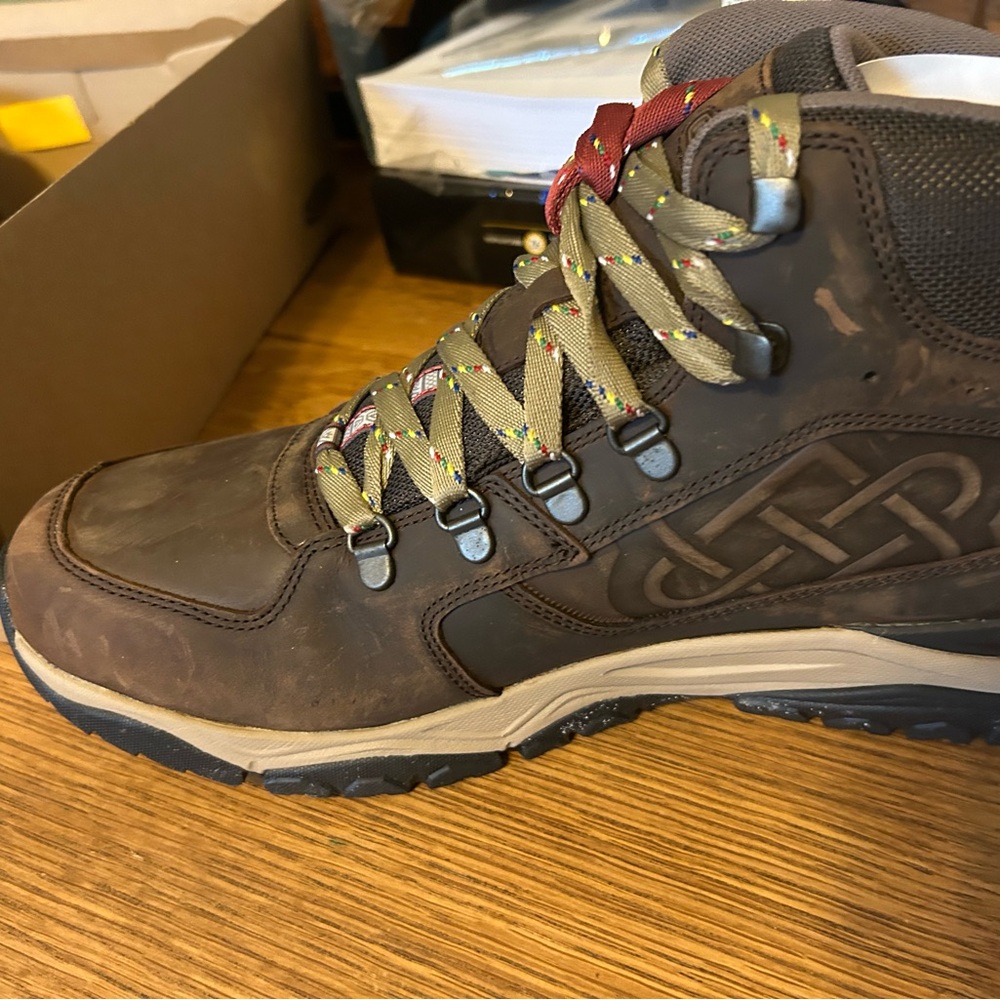 Keen Sherpa hiking boots. NWB. Never worn.